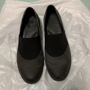 Born wedge slip on size 8